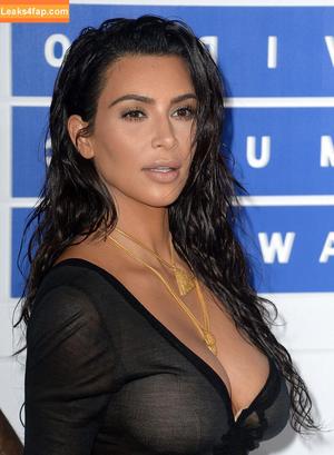 Kim Kardashian photo #1953