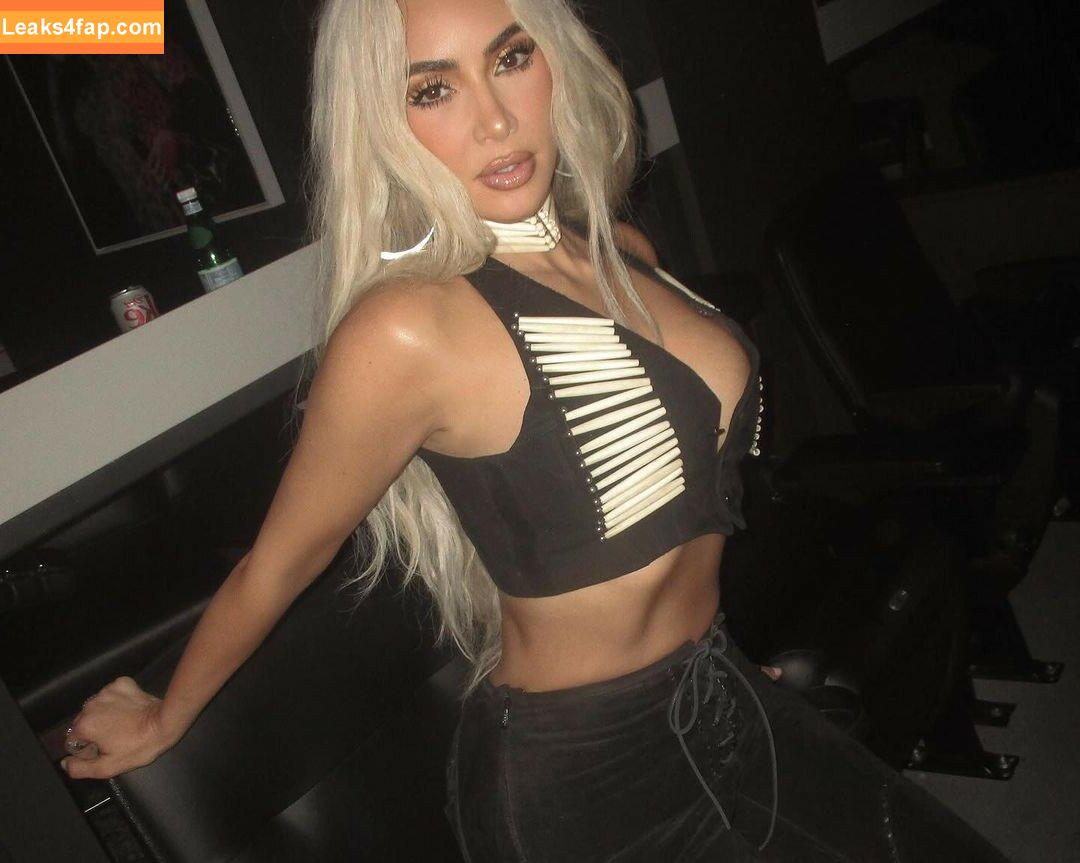 Kim Kardashian / https: / kimkadarshian / kimkardashian leaked photo photo #2058