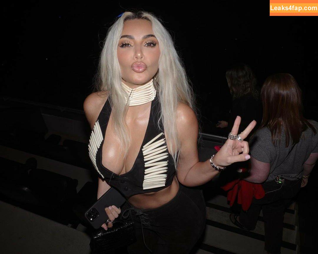 Kim Kardashian / https: / kimkadarshian / kimkardashian leaked photo photo #2061