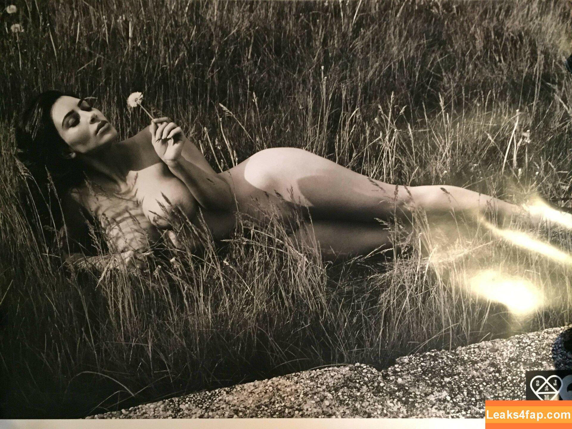 Kim Kardashian / https: / kimkadarshian / kimkardashian leaked photo photo #2231