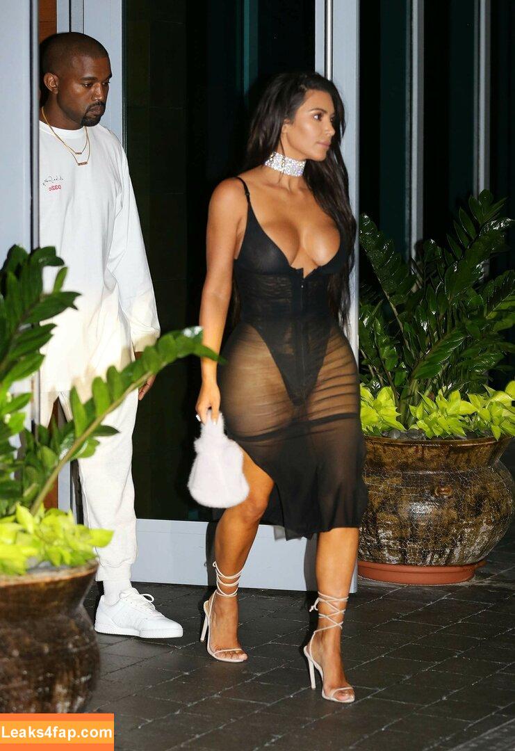 Kim Kardashian / https: / kimkadarshian / kimkardashian leaked photo photo #2265