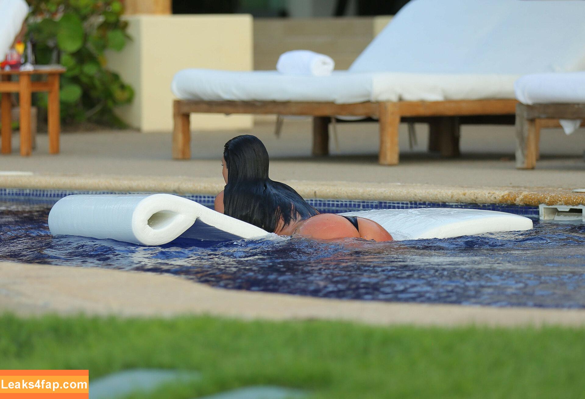 Kim Kardashian / https: / kimkadarshian / kimkardashian leaked photo photo #2302