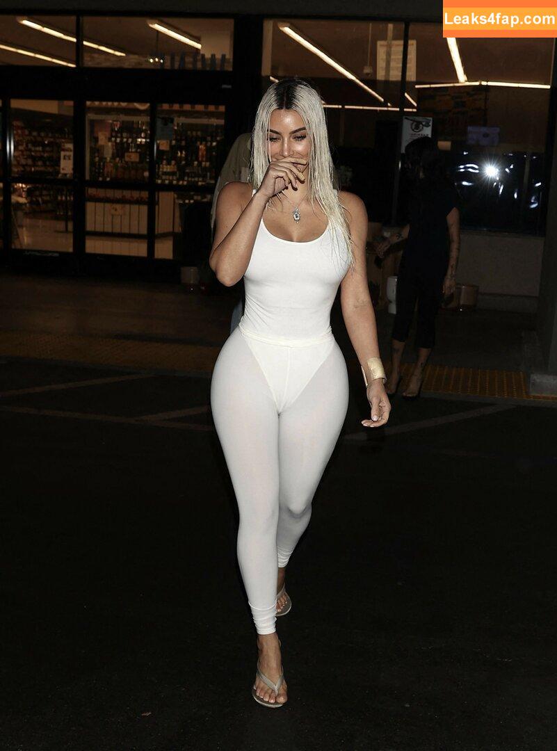 Kim Kardashian / https: / kimkadarshian / kimkardashian leaked photo photo #2303