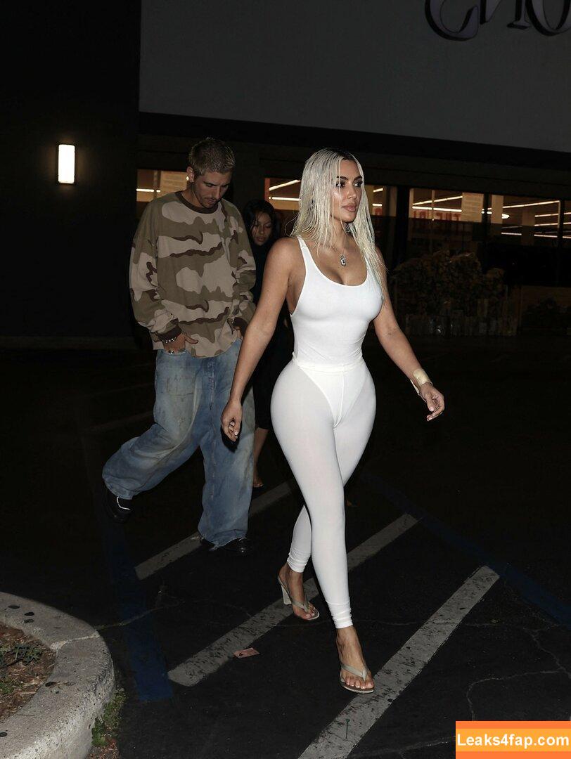Kim Kardashian / https: / kimkadarshian / kimkardashian leaked photo photo #2304