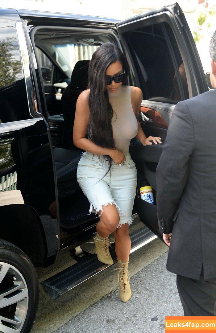 Kim Kardashian / https: / kimkadarshian / kimkardashian leaked photo photo #2336