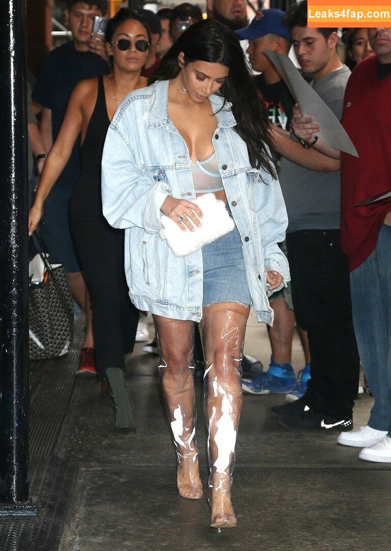 Kim Kardashian / https: / kimkadarshian / kimkardashian leaked photo photo #2357