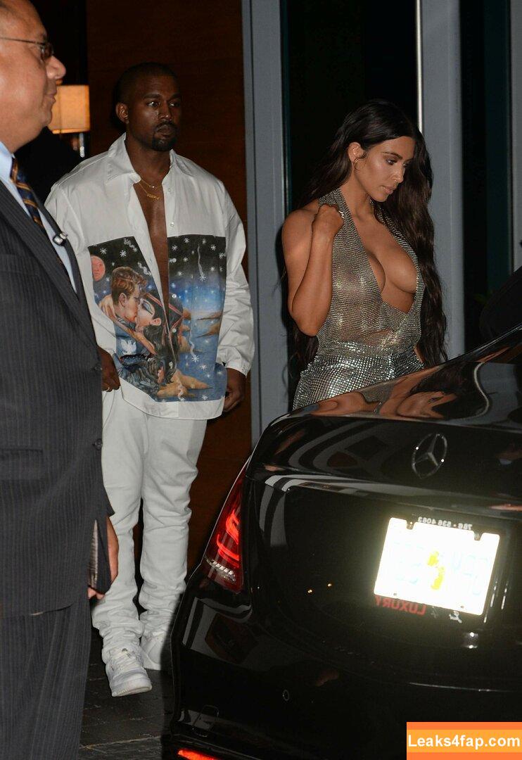 Kim Kardashian / https: / kimkadarshian / kimkardashian leaked photo photo #2375