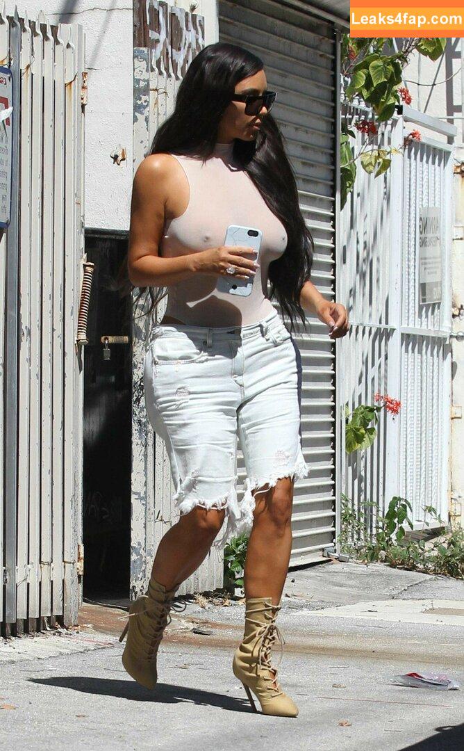 Kim Kardashian / https: / kimkadarshian / kimkardashian leaked photo photo #2382