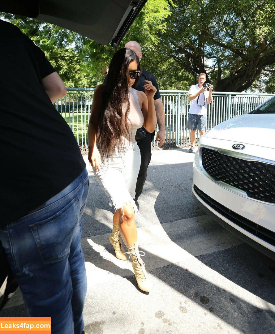 Kim Kardashian / https: / kimkadarshian / kimkardashian leaked photo photo #2401