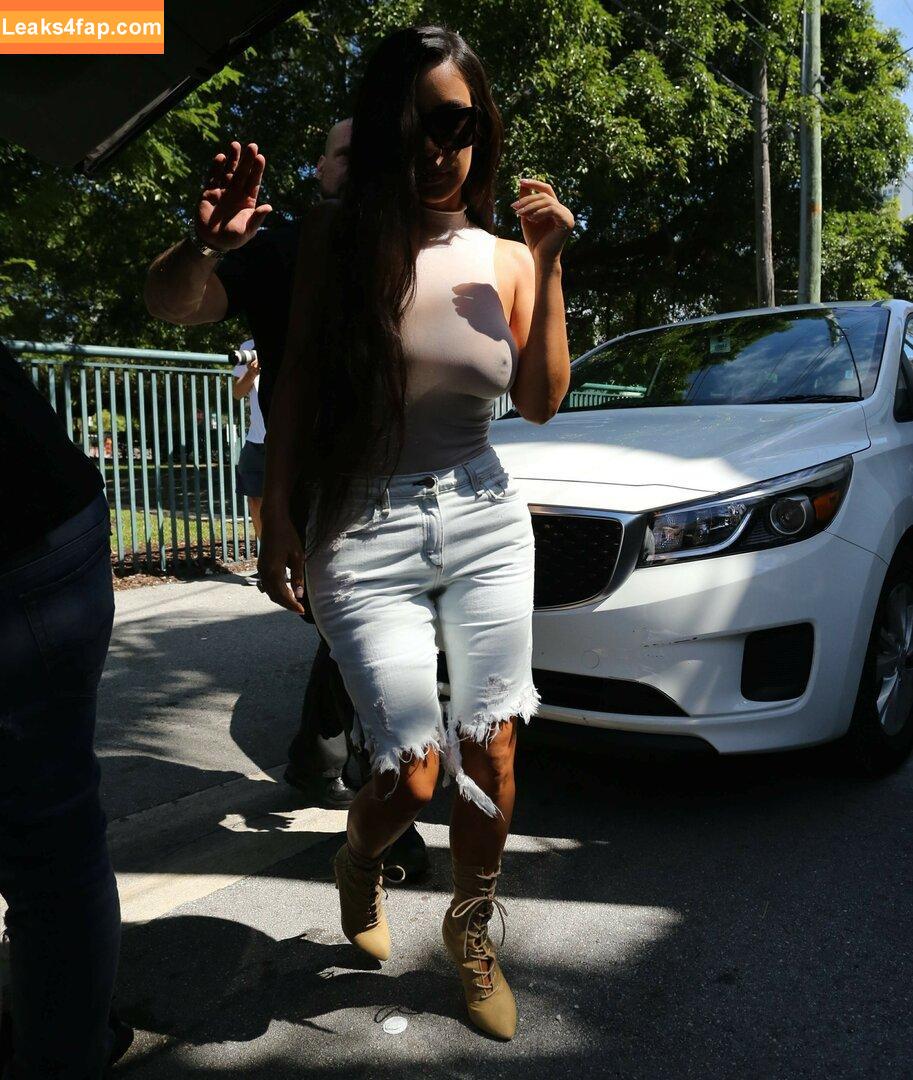 Kim Kardashian / https: / kimkadarshian / kimkardashian leaked photo photo #2404