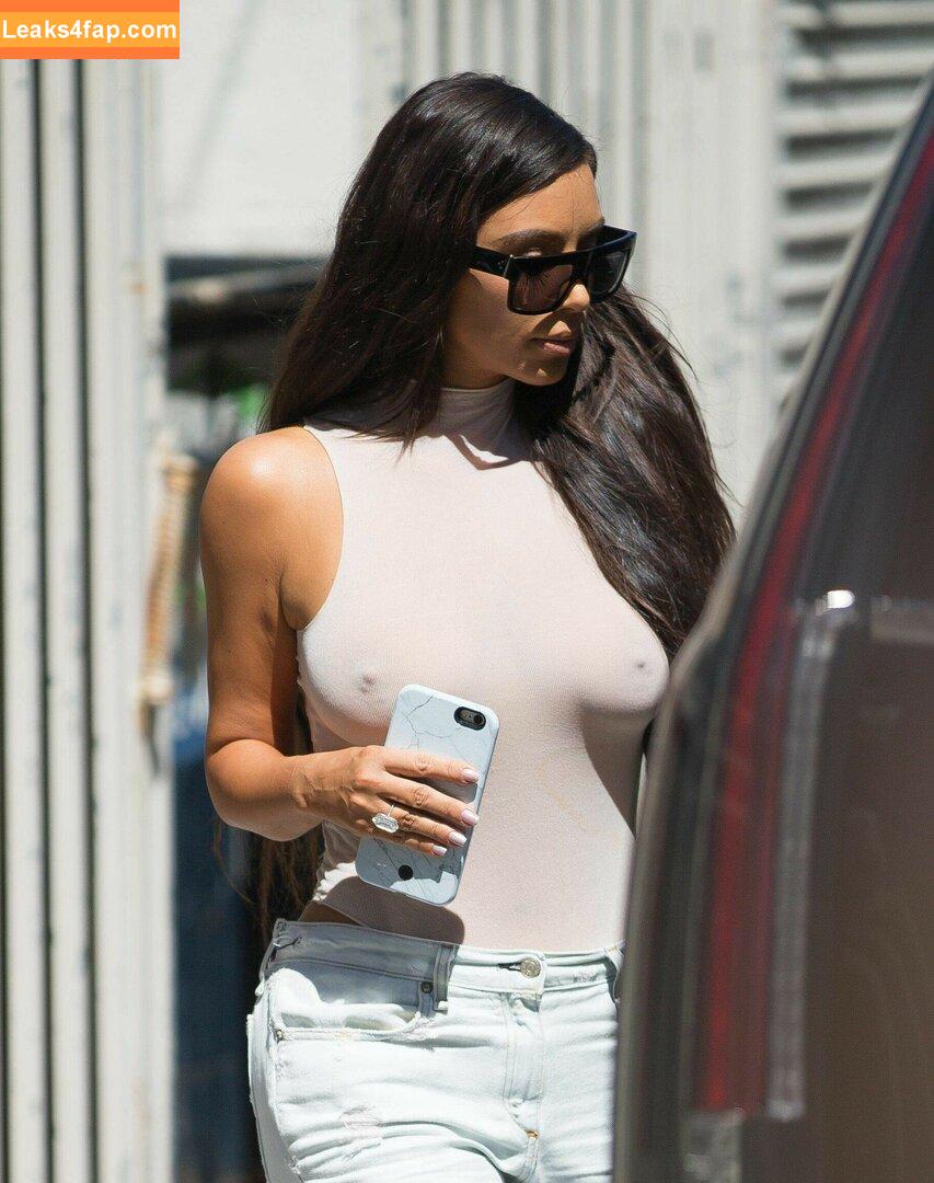 Kim Kardashian / https: / kimkadarshian / kimkardashian leaked photo photo #2411