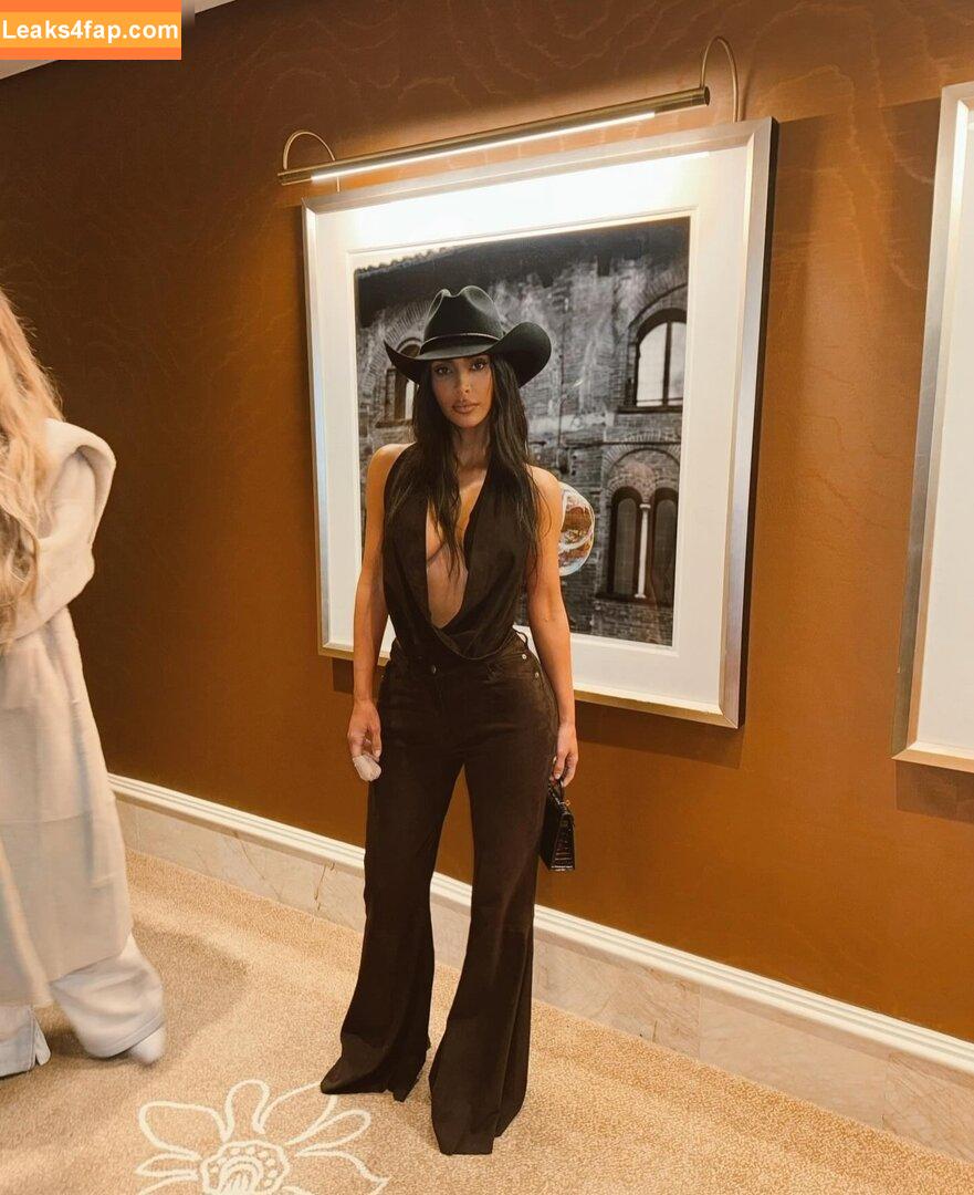 Kim Kardashian / https: / kimkadarshian / kimkardashian leaked photo photo #2413