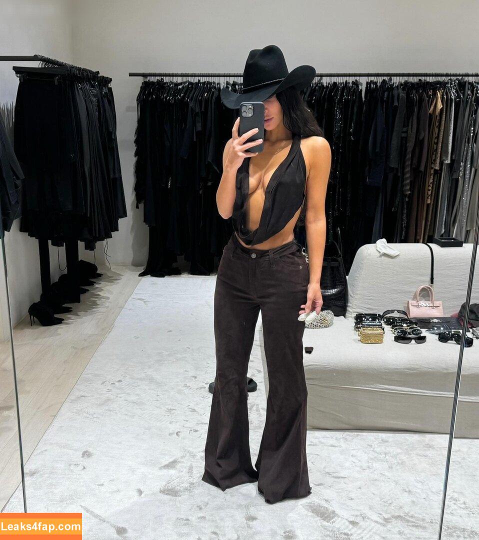 Kim Kardashian / https: / kimkadarshian / kimkardashian leaked photo photo #2414