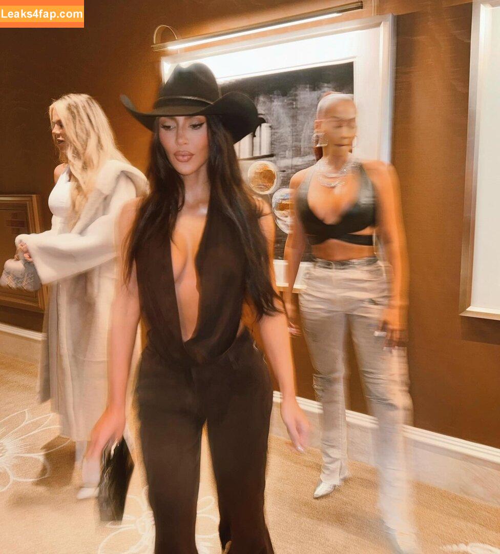 Kim Kardashian / https: / kimkadarshian / kimkardashian leaked photo photo #2417