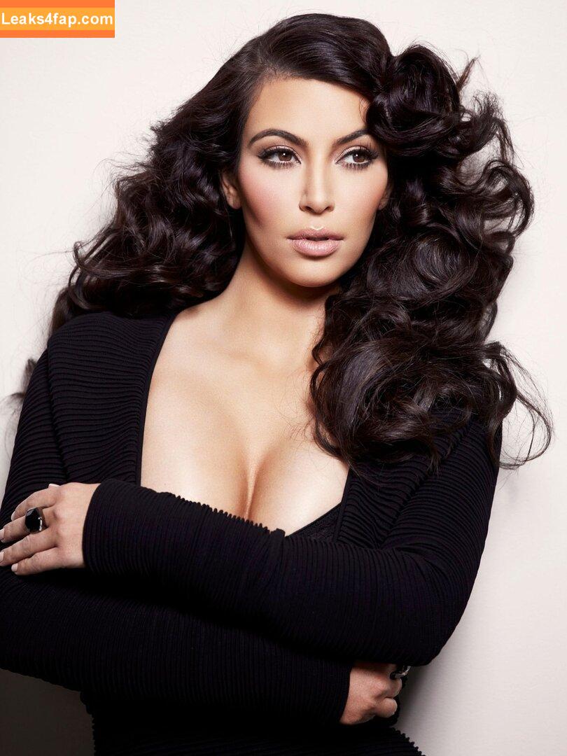 Kim Kardashian / https: / kimkadarshian / kimkardashian leaked photo photo #2426