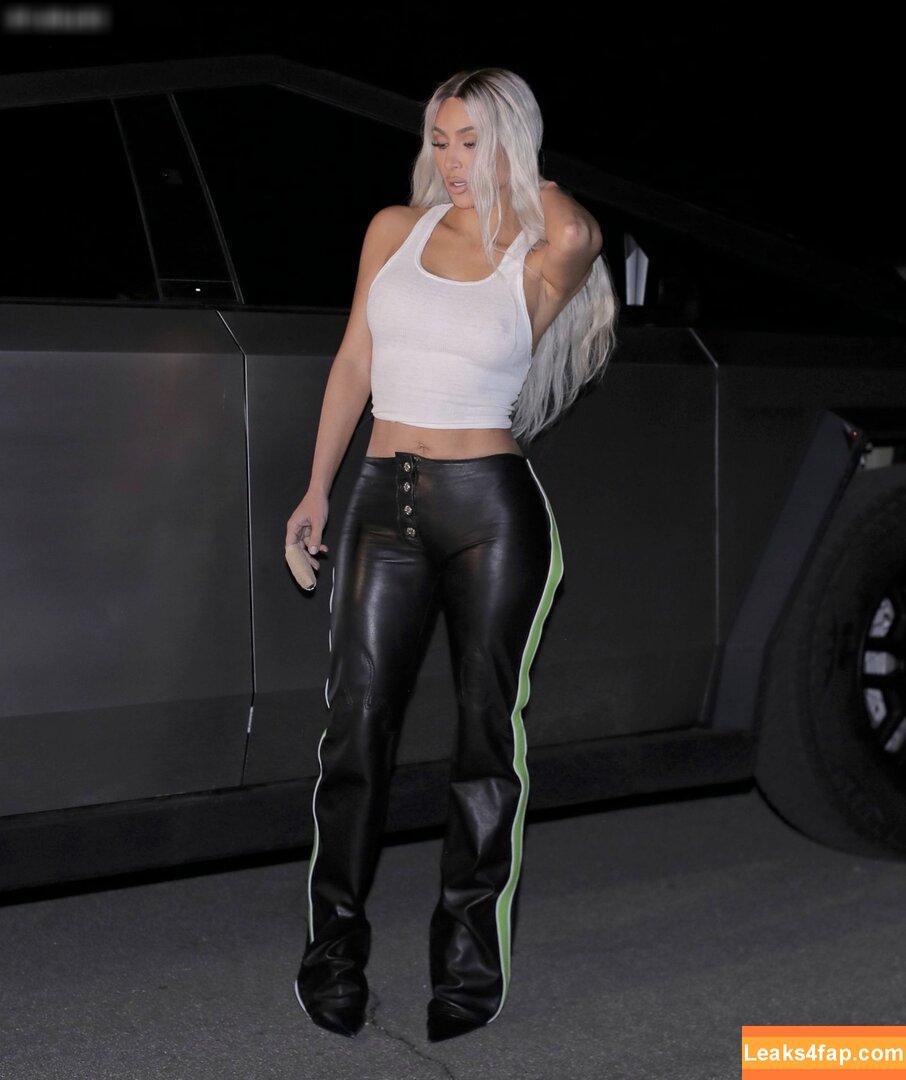 Kim Kardashian / https: / kimkadarshian / kimkardashian leaked photo photo #2456