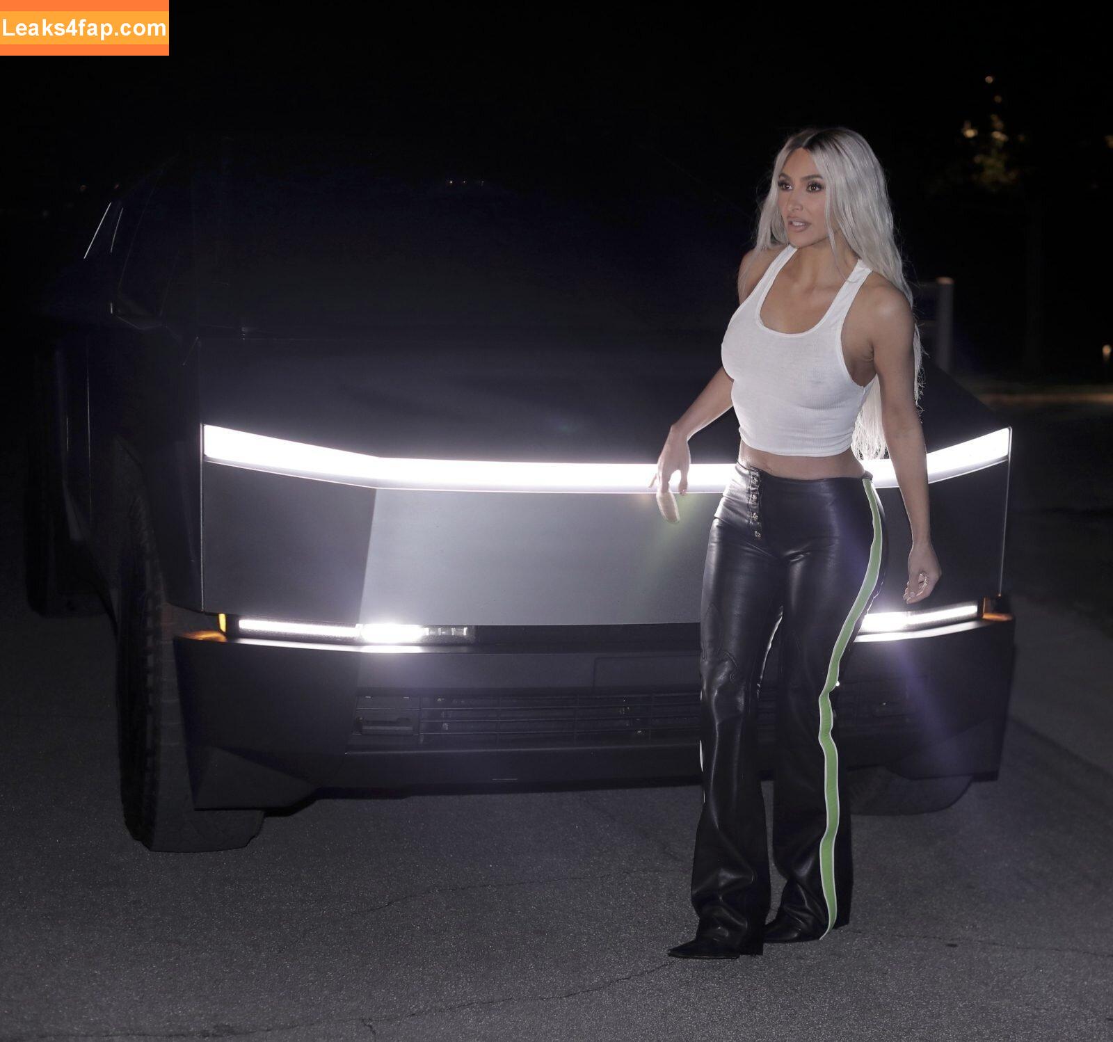 Kim Kardashian / https: / kimkadarshian / kimkardashian leaked photo photo #2457