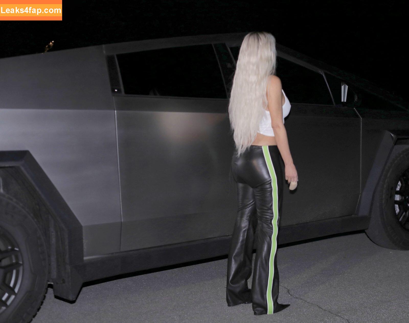 Kim Kardashian / https: / kimkadarshian / kimkardashian leaked photo photo #2466