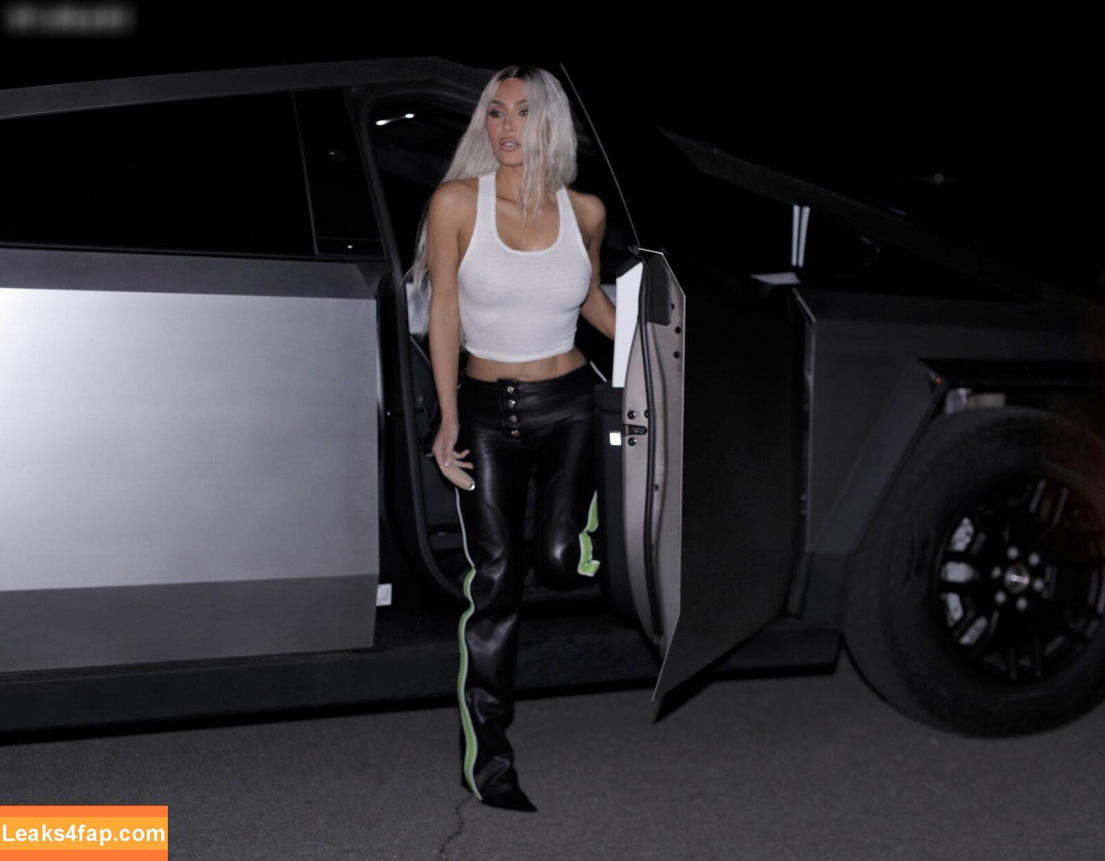 Kim Kardashian / https: / kimkadarshian / kimkardashian leaked photo photo #2469