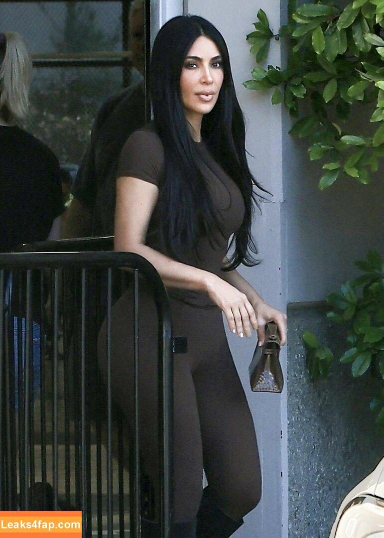 Kim Kardashian / https: / kimkadarshian / kimkardashian leaked photo photo #2476