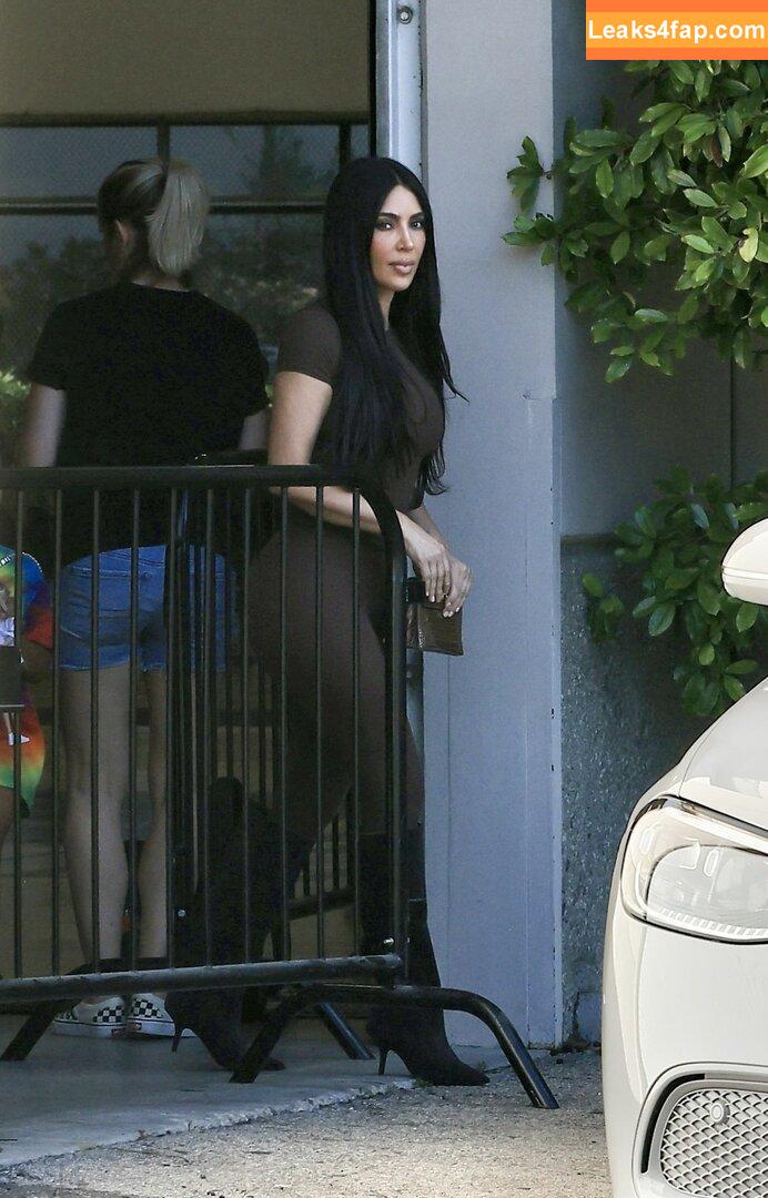 Kim Kardashian / https: / kimkadarshian / kimkardashian leaked photo photo #2477