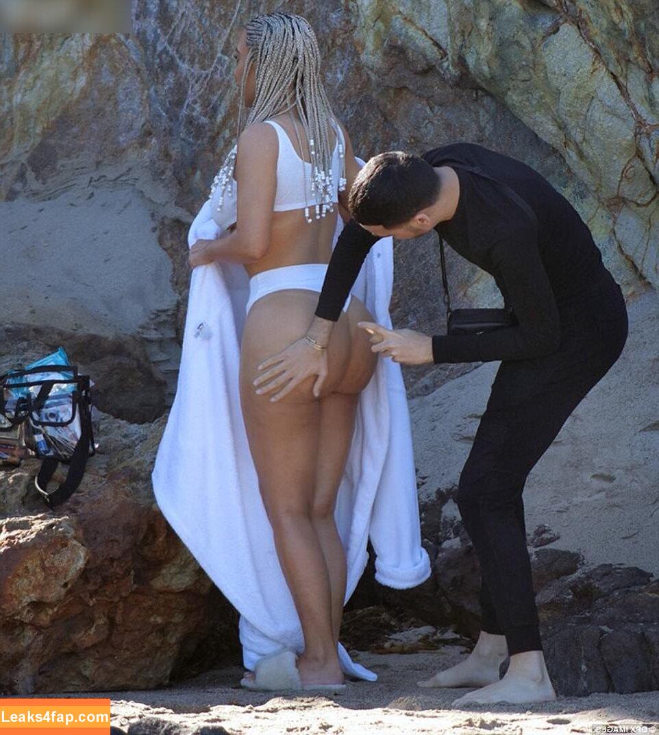 Kim Kardashian / https: / kimkadarshian / kimkardashian leaked photo photo #2496