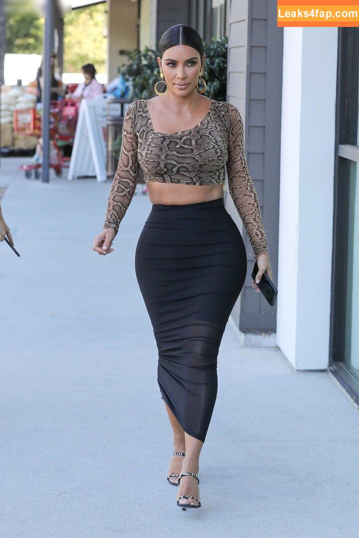 Kim Kardashian / https: / kimkadarshian / kimkardashian leaked photo photo #2524
