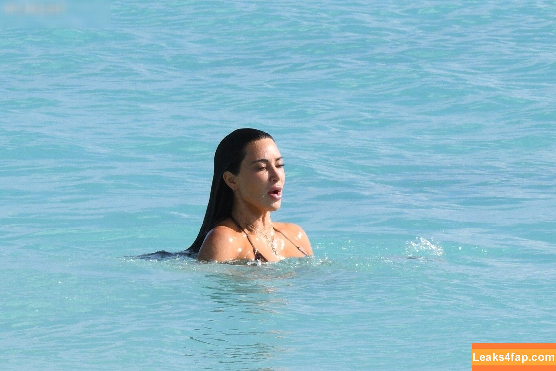 Kim Kardashian / https: / kimkadarshian / kimkardashian leaked photo photo #2547