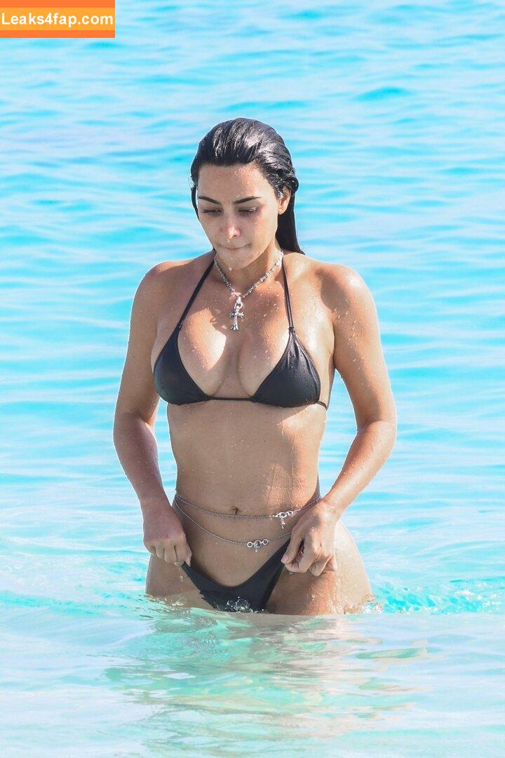 Kim Kardashian / https: / kimkadarshian / kimkardashian leaked photo photo #2560