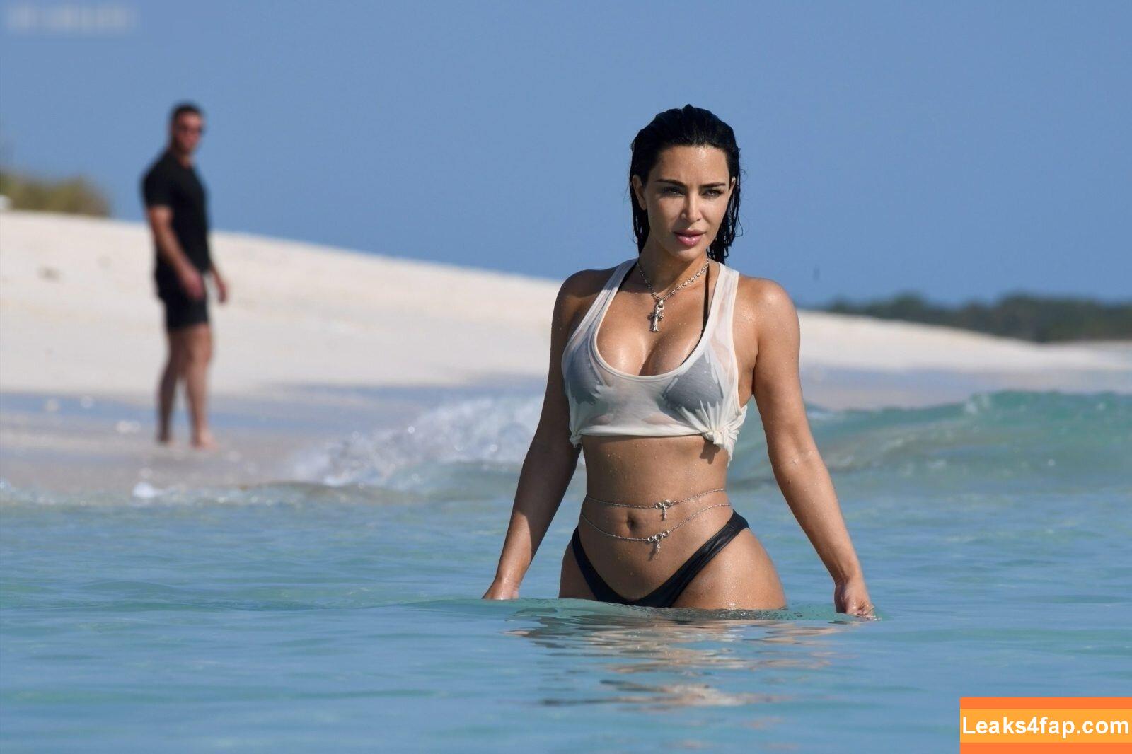 Kim Kardashian / https: / kimkadarshian / kimkardashian leaked photo photo #2573