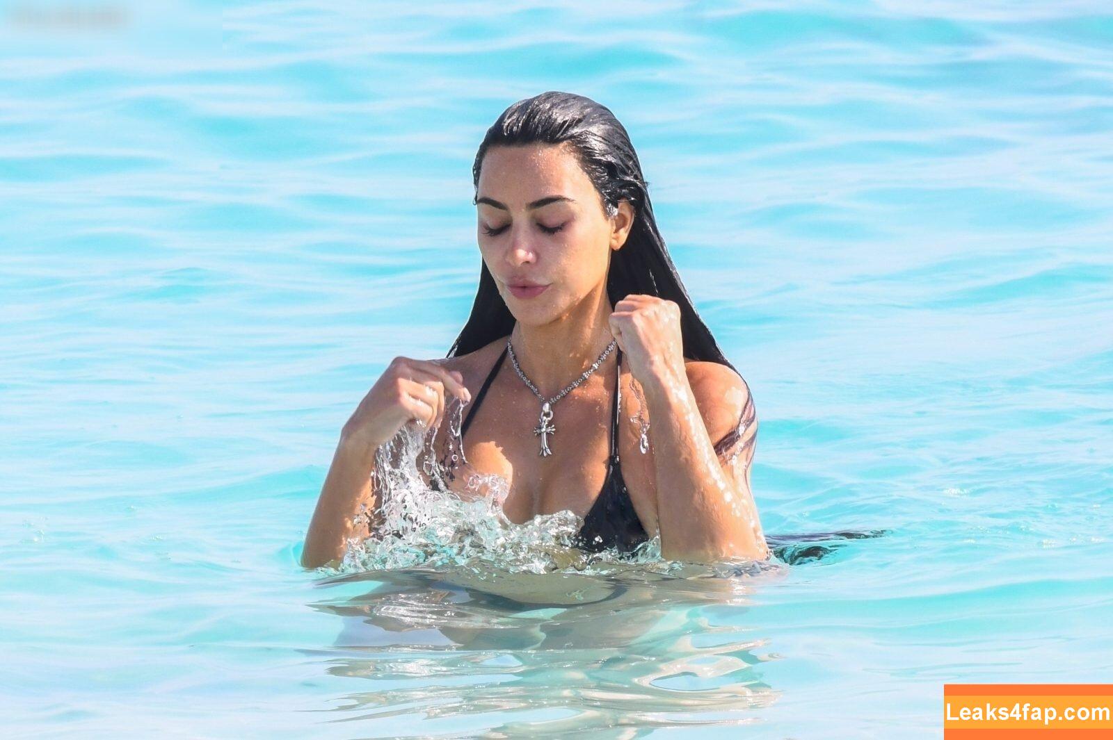 Kim Kardashian / https: / kimkadarshian / kimkardashian leaked photo photo #2575