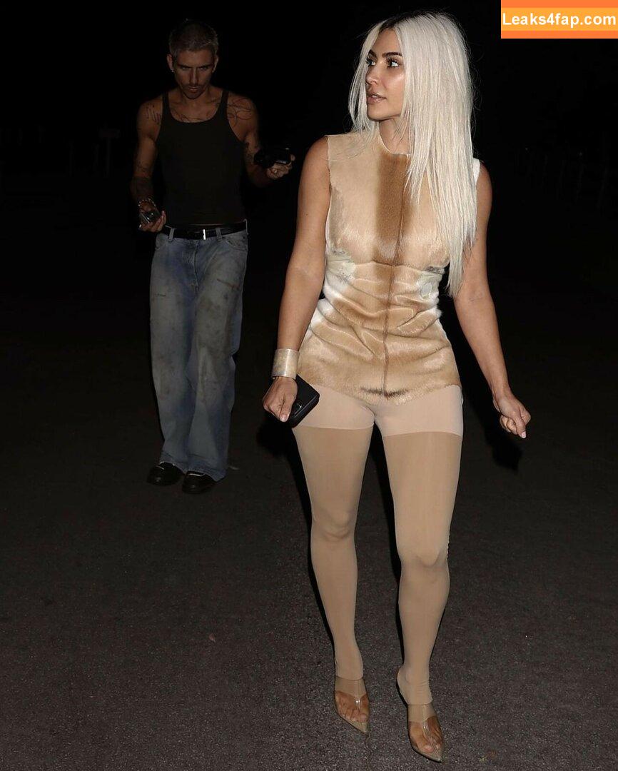 Kim Kardashian / https: / kimkadarshian / kimkardashian leaked photo photo #2607