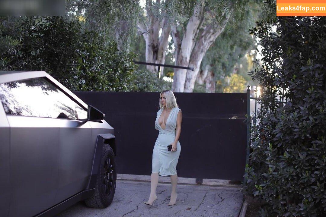Kim Kardashian / https: / kimkadarshian / kimkardashian leaked photo photo #2636