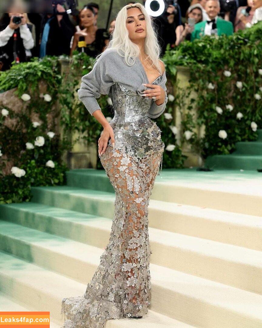 Kim Kardashian / https: / kimkadarshian / kimkardashian leaked photo photo #2646