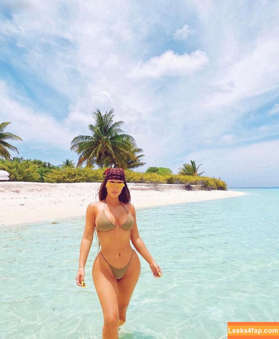 Kim Kardashian / https: / kimkadarshian / kimkardashian leaked photo photo #2666