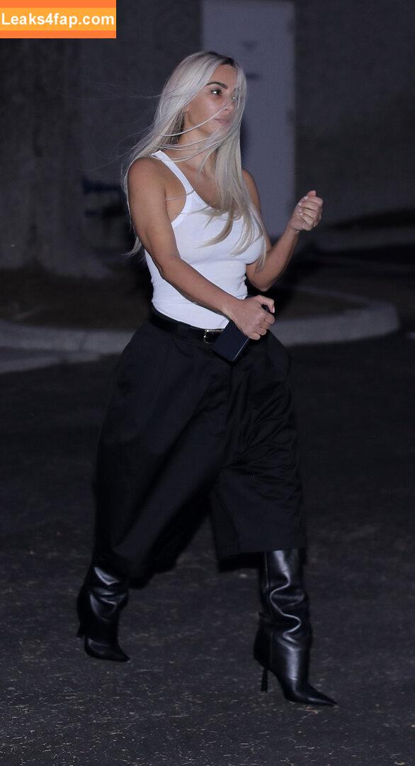 Kim Kardashian / https: / kimkadarshian / kimkardashian leaked photo photo #2674