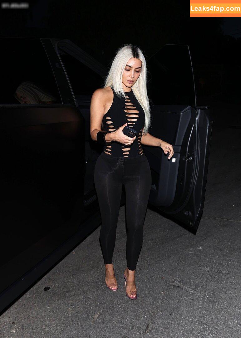 Kim Kardashian / https: / kimkadarshian / kimkardashian leaked photo photo #2702