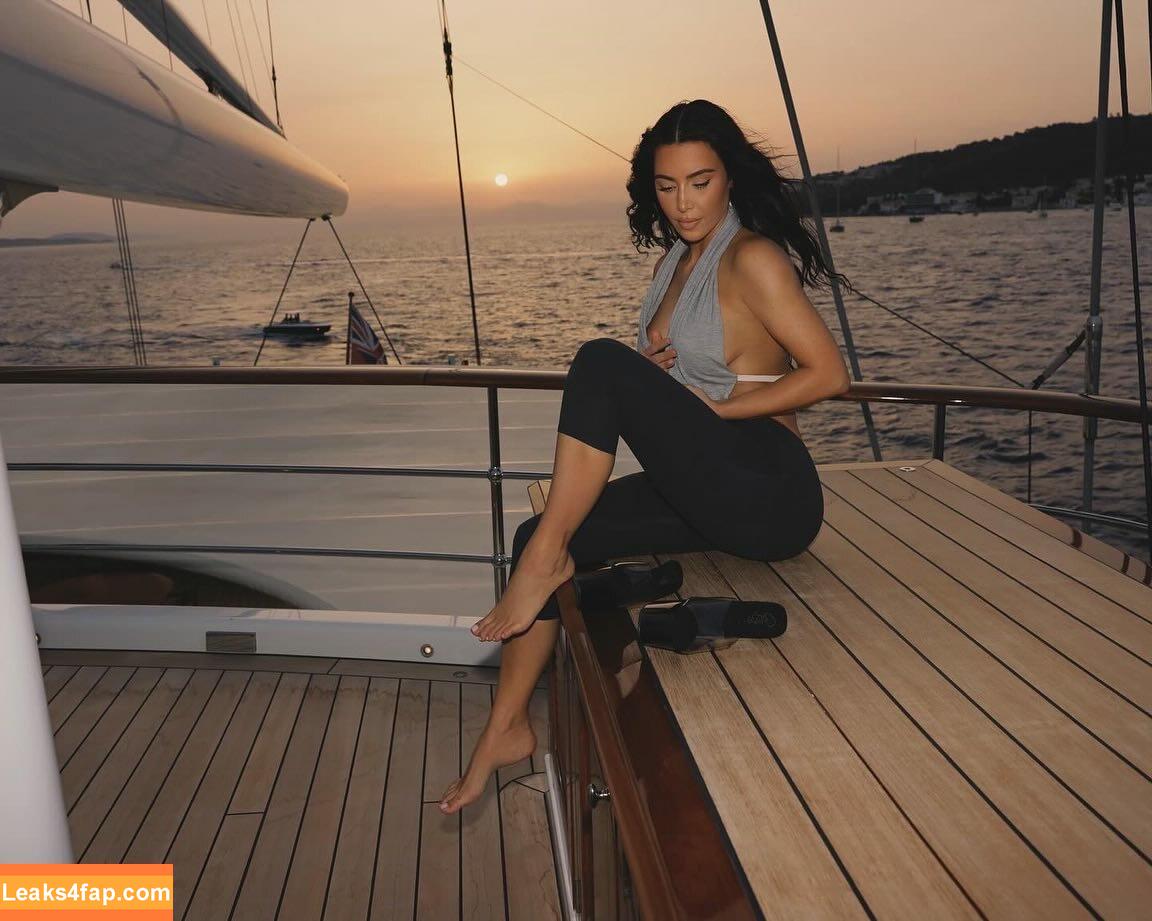 Kim Kardashian / https: / kimkadarshian / kimkardashian leaked photo photo #2726
