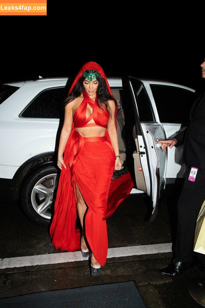 Kim Kardashian / https: / kimkadarshian / kimkardashian leaked photo photo #2736