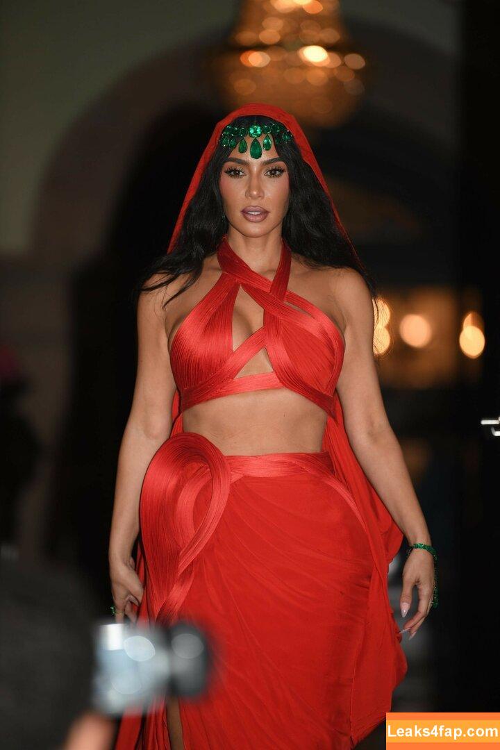 Kim Kardashian / https: / kimkadarshian / kimkardashian leaked photo photo #2740