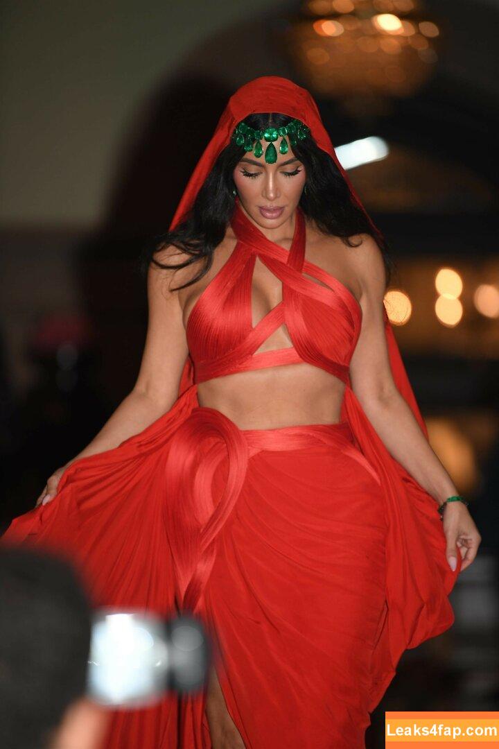 Kim Kardashian / https: / kimkadarshian / kimkardashian leaked photo photo #2744