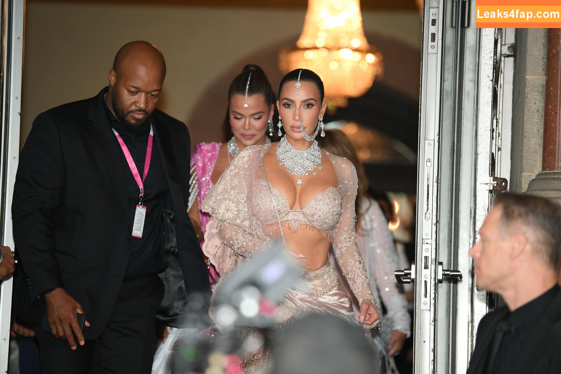 Kim Kardashian / https: / kimkadarshian / kimkardashian leaked photo photo #2757