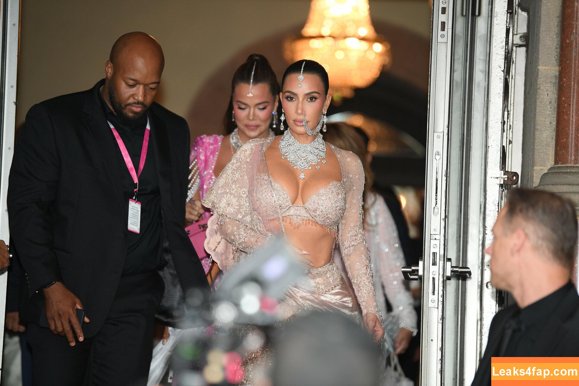 Kim Kardashian / https: / kimkadarshian / kimkardashian слитое фото фото #2760