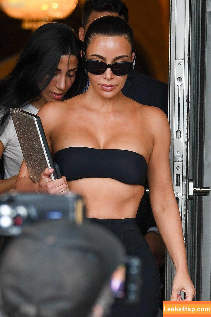 Kim Kardashian / https: / kimkadarshian / kimkardashian leaked photo photo #2797