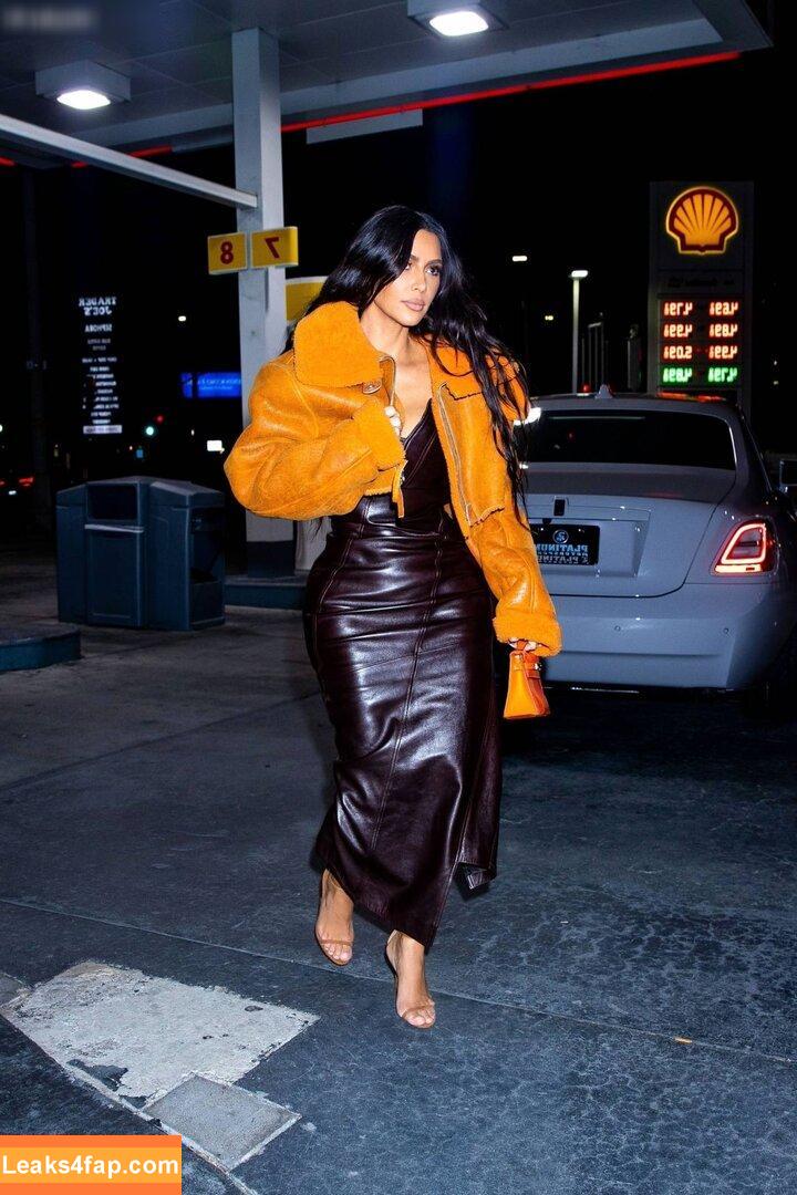 Kim Kardashian / https: / kimkadarshian / kimkardashian leaked photo photo #2806