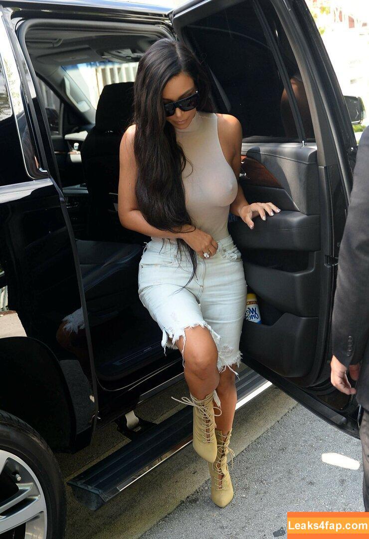 Kim Kardashian / https: / kimkadarshian / kimkardashian leaked photo photo #2827