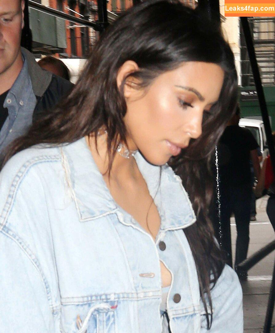 Kim Kardashian / https: / kimkadarshian / kimkardashian leaked photo photo #2880