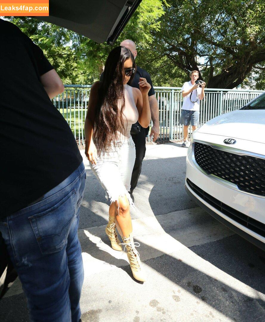 Kim Kardashian / https: / kimkadarshian / kimkardashian leaked photo photo #2895