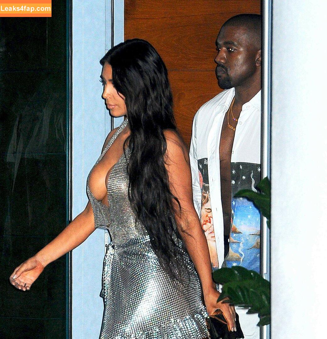 Kim Kardashian / https: / kimkadarshian / kimkardashian leaked photo photo #2933