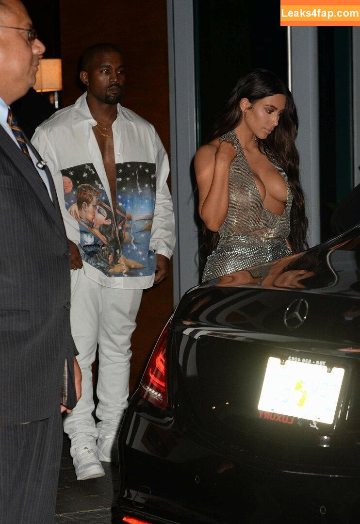 Kim Kardashian / https: / kimkadarshian / kimkardashian leaked photo photo #2940